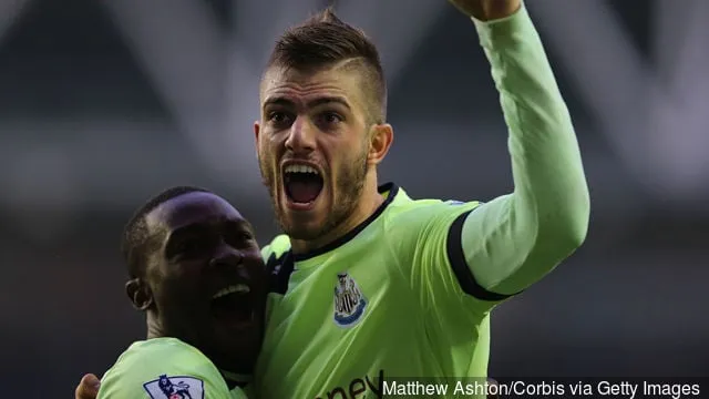 Давід Сантан з 'Ньюкасл Юнайтэд' святкуе пасля таго, як забіў гол і зрабіў лік 1-1' title='«Чаму мы прадалі?»: заўзятары Ньюкасла выказваюць шкадаванне з нагоды Давіда Сантана