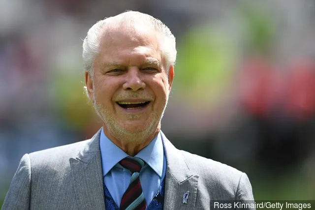David Gold-eier ser på før Premier League-kampen mellom West Ham United og Liverpool på London Stadium 14. mai 2017 i Stratford England.' title='West Ham-fan takker Dave Sullivan for å ha skaffet penger etter det bisarre Chicharito-løftet