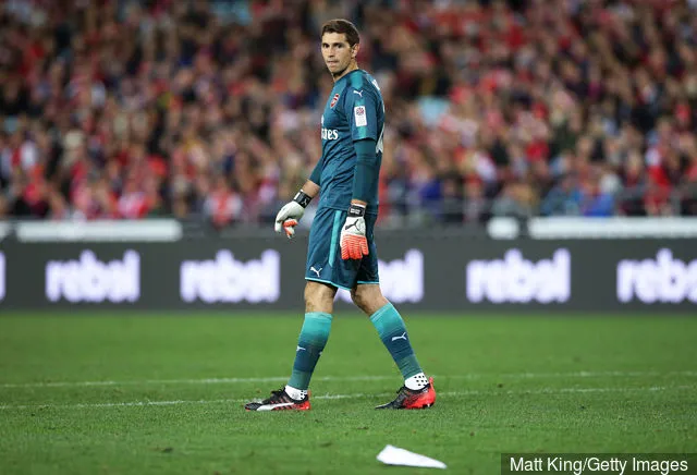 アーセナルのゴールキーパー、エミリアーノ・マルティネスは、7月15日にANZスタジアムで行われたウェスタン・シドニー・ワンダラーズ対アーセナルFCの試合中にピッチに投げ込まれた紙飛行機を見ている。' title='セルティックはエミリアーノ・マルティネスのボートに乗り遅れたのだろうか?