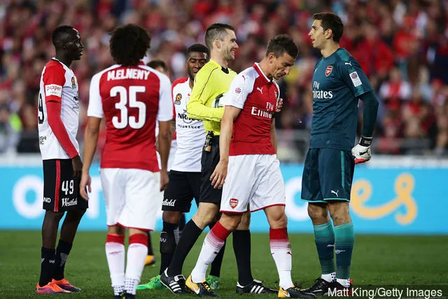 チームメイトのエミリアーノ・マルティネスからパスを受けたアーセナルのゴールキーパー、エミリアーノ・マルティネスがボールを拾った後、主審のジャレッド・ジレットがワンダラーズにゴール間近でフリーキックを与えた。' title='セルティックはエミリアーノ・マルティネスのボートに乗り遅れたのだろうか?