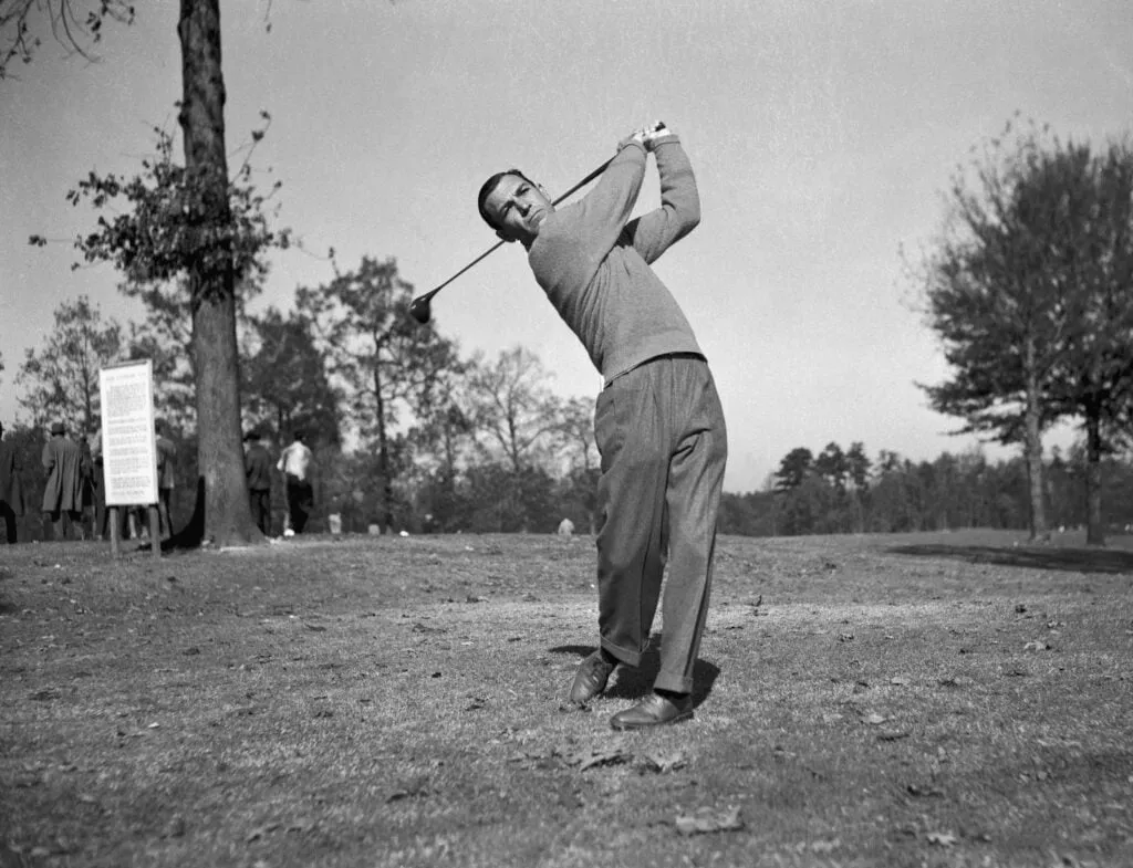 Ben Hogan Swinging Golf Club' title='Kaikkien aikojen eniten PGA Tour -voittoja saaneet parhaat golfaajat, missä Scottie Scheffler sijoittuu
