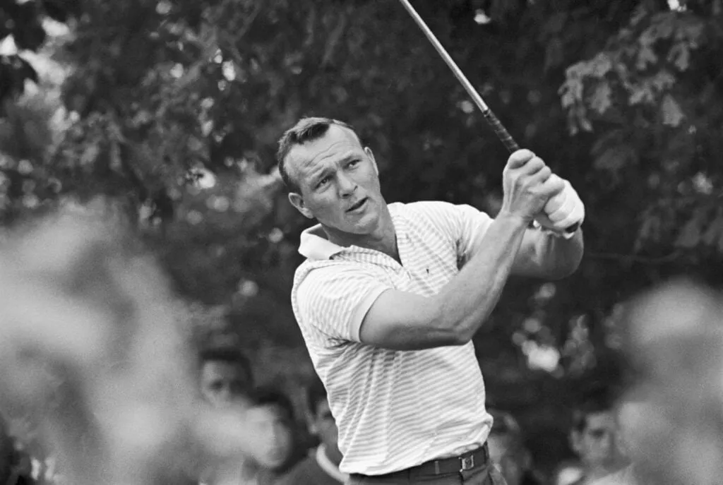 Arnold Palmer Teeing Off' title='Kaikkien aikojen eniten PGA Tour -voittoja saaneet parhaat golfaajat, missä Scottie Scheffler sijoittuu