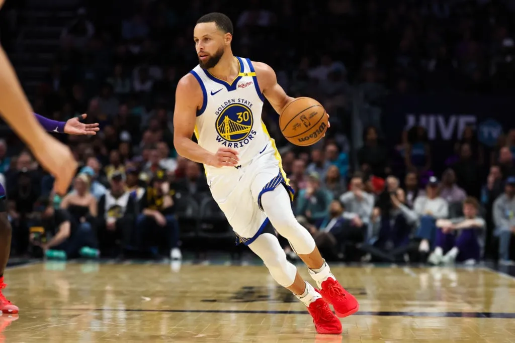 골든스테이트 워리어스 v 샬럿 호네츠' title='샤킬 오닐, NBA 팬들에게 'G.O.A.T' 대화에 과소평가된 스타 추가해달라고 '요구