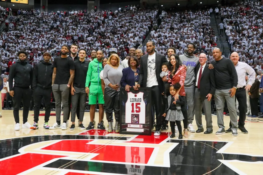 ユタ州対サンディエゴ州' title='NBAファンはサンディエゴ・パドレスの試合でのカワイ・レナードの「貴重な」瞬間について話さずにはいられない