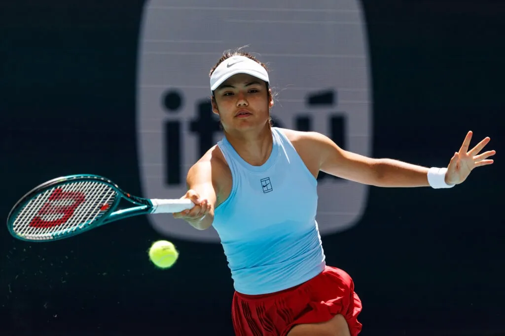 Miami Open gepresenteerd door Itau 2025 - Dag 2' title='Tennisfans waren verdeeld over de legitimiteit van de heropleving van Emma Raducanu in het tennis
