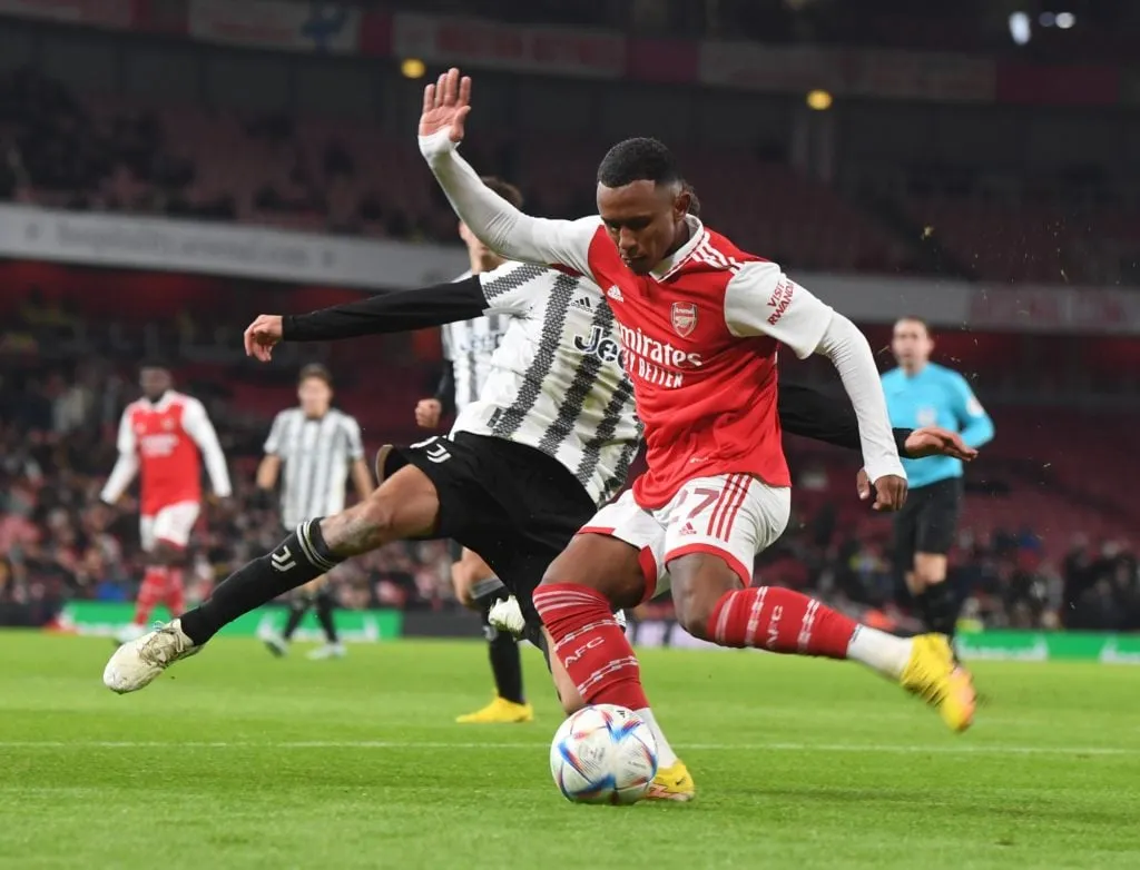 Az Arsenal ász a képen az új klubot nézi, miközben az Ágyúsok kilépése küszöbön áll