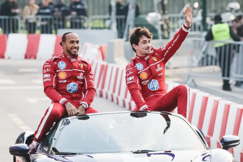 A Scuderia Ferrari HP pilóták' title='Lewis Hamilton a Ferrarival szemléli a Forma-1 történelmét – de egy ember az útjába állhat