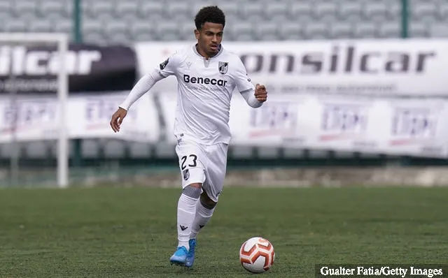 Marcus Edwards di Vitoria SC in azione durante la partita della Coppa Portoghese tra il Club Sintra Football e Vitoria SC all'Estadio Municipal Mario Wilson il 19 ottobre 2019 a OEIRAS Portogallo.' title='L'ex stella del Tottenham Hotspur Marcus Edwards è tra i primi 10 in Portogallo
