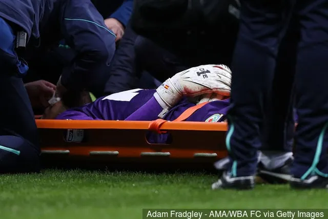 David Raya Martint (Blackburn Rovers) a pályán kezelik, miután ütközött Jay Rodriguezzel (West Bromwich Albion) a Sky Bet Championship mérkőzésen a West Bromwich...' title='A Blackburn kapusa, David Raya egy szörnyű játék közbeni ütközésről beszél