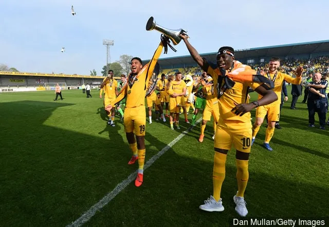 トーキー・ユナイテッドのジェイミー・リードとジェイソン・バントンは、ヴァナラマ・ナショナル・リーグ・サウストロフィーでトーキー・ユナイテッドがチャンピオンに輝いたことを祝う。' title='リーグ 2 から降格した最初の 7 チーム: 彼らは今どこにいますか?