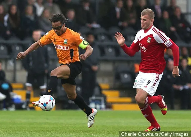 バーニーのプレーヤーマネージャー、エドガー・デイビッツは、2013年10月13日にロンドンのハイブ・スタジアムで行われたバーネット対レクサムAFCのスクリル・カンファレンス・プレミア戦でボールを仕留めようとしている...' title='リーグ 2 から降格した最初の 7 チーム: 彼らは今どこにいますか?