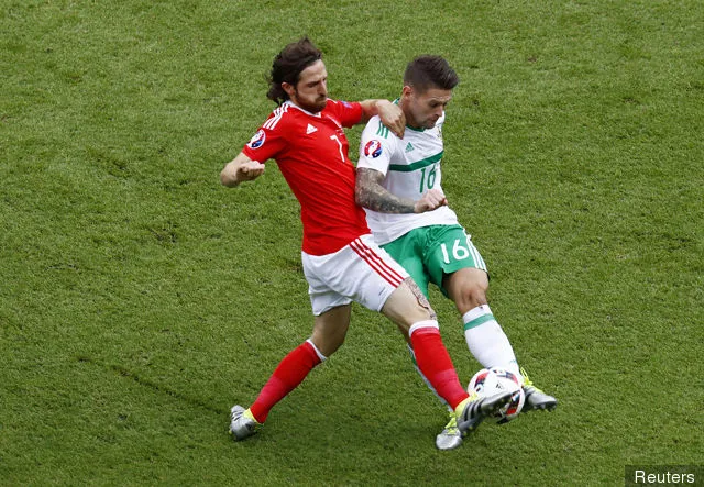 Gales' title='Hal Robson-Kanu elogia a su compañero de equipo de Gales, Joe Allen