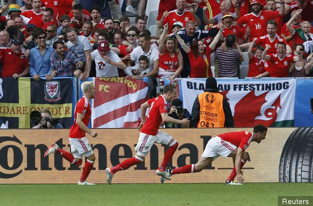 Gales' title='Hal Robson-Kanu elogia a su compañero de equipo de Gales, Joe Allen