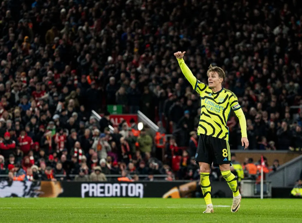 Michael Owen og Ian Wright reagerer på Martin Odegaards håndboldhændelse under Arsenals lodtrækning i Liverpool