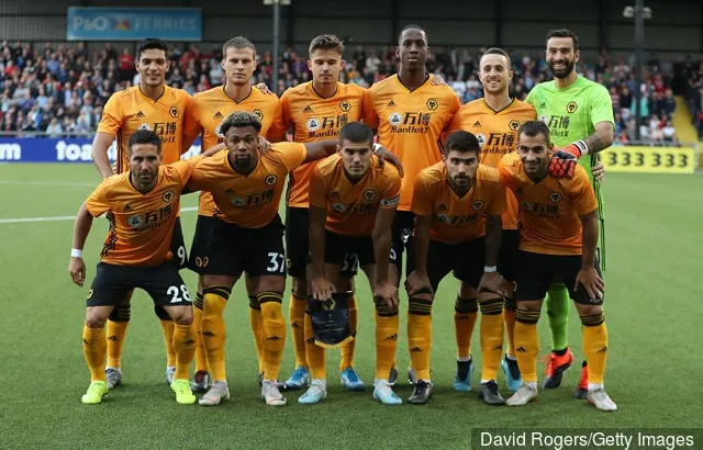 Het team van Wolverhampton Wanderers poseert tijdens de UEFA Europa League tweede kwalificatieronde, tweede etappe tussen Crusaders en Wolverhampton Wanderers in het Seaview Stadium op 1 augustus...' title='Morgan Gibbs-White deelt een beoordeling van vijf woorden over de overwinning van Wolves, sommige fans reageren op Twitter