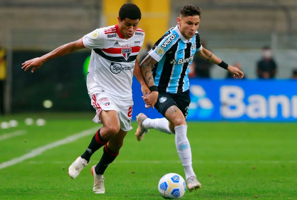 Gremio v Sao Paulo - Brasileirao 2021' title='Gabriel Sara neljän sopimuksen joukossa Norwich XI:ssä avauspäivänä Cardiffissa