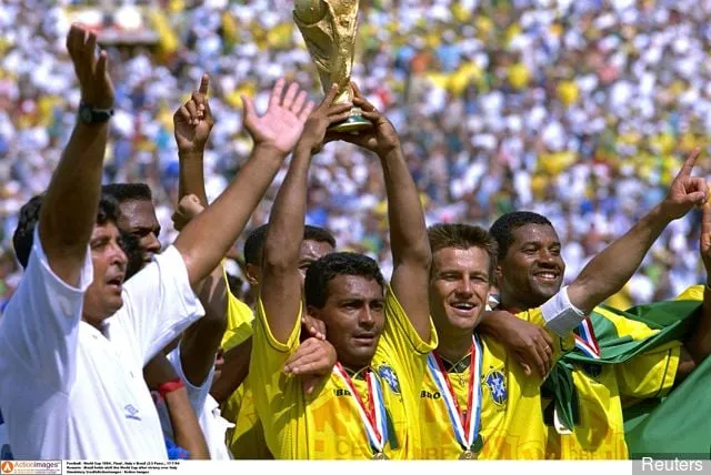 ロマーリオが1994年ワールドカップを持ち上げる' title='ボビー・ロブソンのクラブ史上最高レベル11位