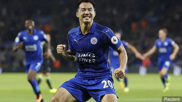 Leicester City' title='Les fans de Leicester City saluent l'impact d'Okazaki après une victoire bien méritée en championnat