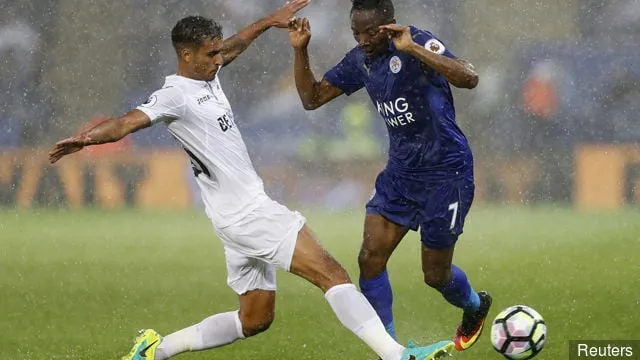 Leicester City' title='Les fans de Leicester City saluent l'impact d'Okazaki après une victoire bien méritée en championnat