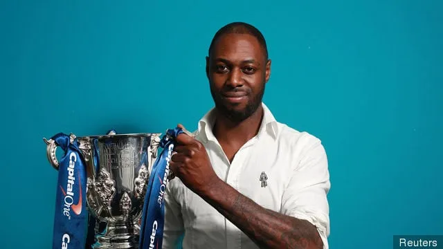 Ledley King a Capital One Kupával pózol' title='A Tottenham 2008-as Ligakupa-győztesei XI: hol vannak most?