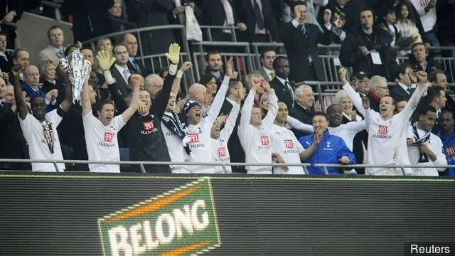 Ledley King és Robbie Keane – Tottenham Hotspur győzelmet ünnepel, és felemelte a Carling-kupát' title='A Tottenham 2008-as Ligakupa-győztesei XI: hol vannak most?
