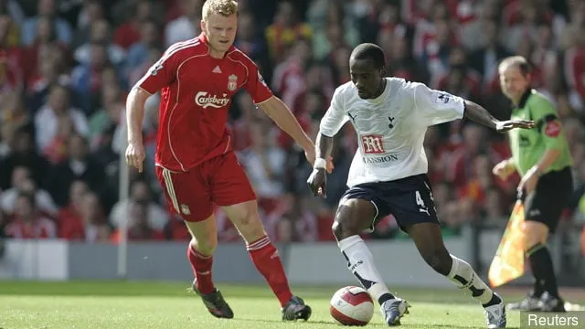 John Arne Riise – Liverpool akcióban Dierer Zokora ellen – Tottenham Hotspur' title='A Tottenham 2008-as Ligakupa-győztesei XI: hol vannak most?