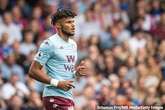 Tyrone Mings de Aston Villa observa durante el partido de la Premier League entre Crystal Palace y Aston Villa en Selhurst Park el 31 de agosto de 2019 en Londres, Reino Unido.' title='Steve McClaren respalda a Tyrone Mings del Aston Villa para construir una asociación “formidable” con Harry Maguire