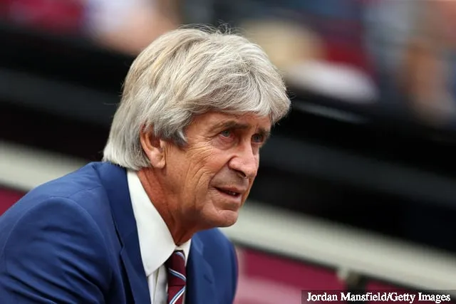 Manuel Pellegrini, entrenador del West Ham United, observa antes del partido de la Premier League entre West Ham United y Norwich City en el London Stadium el 31 de agosto de 2019 en London United...' title='Steve McClaren respalda a Tyrone Mings del Aston Villa para construir una asociación “formidable” con Harry Maguire