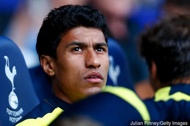 Paulinho of Spurs in panchina durante la partita della Barclays Premier League tra Tottenham Hotspur e Hull City al White Hart Lane il 16 maggio 2015 a Londra, Inghilterra.' title='I tifosi del Tottenham Hotspur reagiscono all'esibizione di Paulinho con il Barcellona