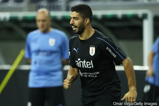 2018年9月6日、テキサス州ヒューストンのNRGスタジアムでトレーニングセッション中にウォームアップするウルグアイのルイス・スアレス。' title='1998年から2018年までの各年で最も高額なサッカー選手