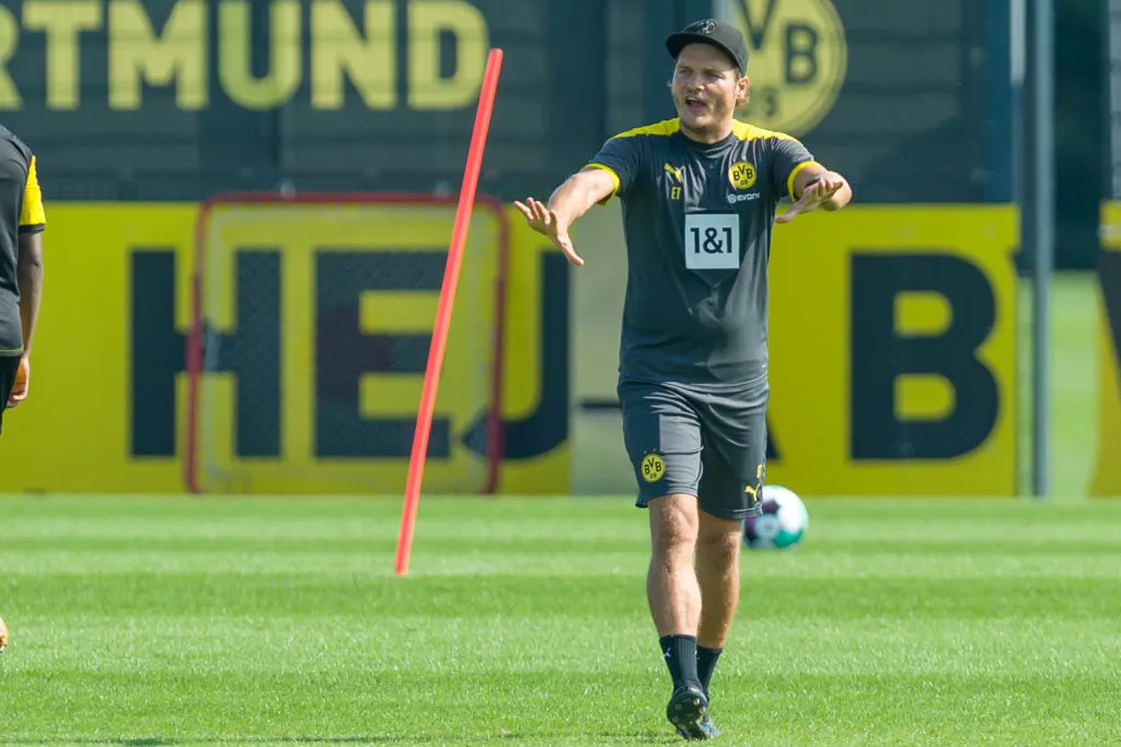 DORTMUND GERMANIA - 15 SETTEMBRE: (BILD ZEITUNG OUT) assistente allenatore Edin Terzic di Borussia Dortmund gesti durante la sessione di formazione di Borussia Dortmund il 15 2020 settembre a Dortmund Germania. (Foto di Mario Hommes/DeFodi Images tramite Getty Images)' title='L'ex West Ham Edin Terzic diventa l'allenatore del Borussia Dortmund fino alla fine della stagione