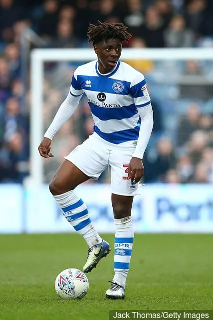 Eberechi Eze de QPR en acción durante el partido del campeonato Sky Bet entre QPR y Sunderland en Loftus Road el 10 de marzo de 2018 en Londres, Inglaterra.' title='Los aficionados del Queens Park Rangers reaccionan en Twitter a la actuación de Ebere Eze ante el Aston Villa