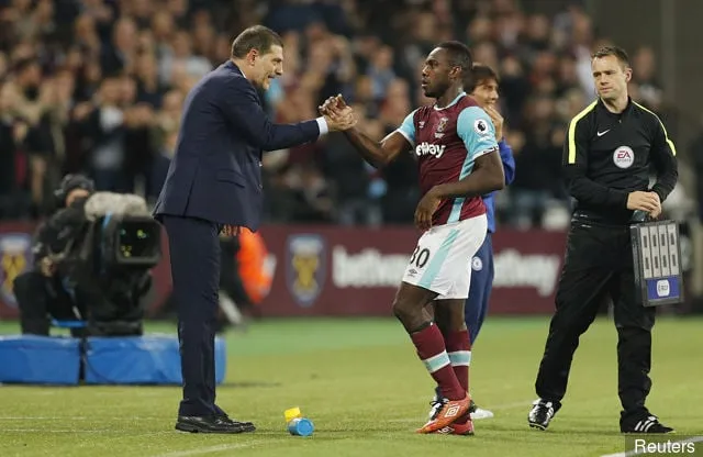 El entrenador del West Ham United, Slaven Bilic, le da la mano a Michail Antonio después de ser sustituido' title='Michail Antonio del West Ham: la temporada en imágenes hasta ahora