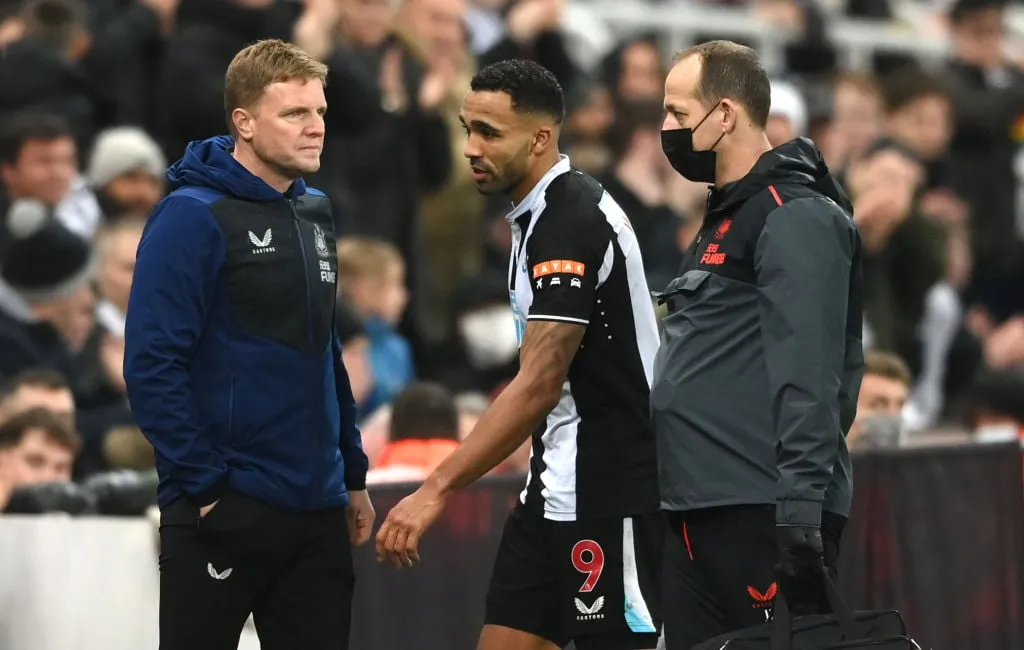 NEWCASTLE UPON TYNE INGLATERRA - 27 DE DICIEMBRE: Un Callum Wilson herido de Newcastle United abandona el campo después de sufrir una lesión mientras el jefe de Newcastle, Eddie Howe (l), mira durante el partido de la Premier League entre Newcastle United y Manchester United en St. James Park el 27 2021 de diciembre en Newcastle upon Tyne, Inglaterra. (Foto de Stu Forster/Getty Images)' title='La lesión de Callum Wilson puede ayudar a que Newcastle se mantenga en pie – Nuestra opinión
