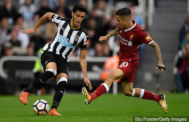 10月1日にセント・ジェームス・パークで行われたプレミアリーグのニューカッスル・ユナイテッド対リバプールの試合で、ニューカッスルのミケル・メリノ選手（左）がリバプールのフィリペ・コウチーニョの挑戦を受ける。' title='ミケル・メリノはニューカッスル・ユナイテッドの先発メンバーの座を失ったのだろうか?