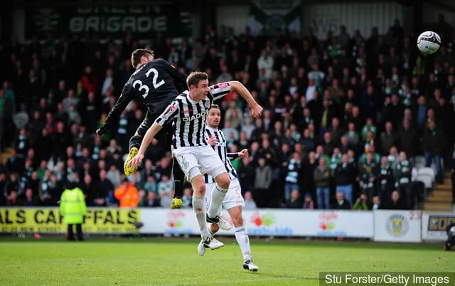 Celtic-spelaren Anthony Watt (l) leder det femte Celtic-målet under Clydesdale Bank Scottish Premier League-matchen mellan St Mirren och Celtic på St Mirren Park den 20 oktober 2012 i...' title='Ex-Hoops-stjärnan Tony Watt förklarar bisarra omständigheter som ledde till Celtic-debuten