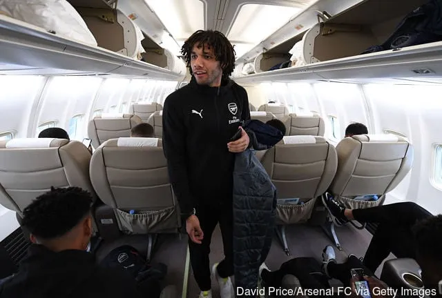 2018年11月28日、イングランド・ルートンのルートン空港でキエフに向かう飛行機に乗るアーセナルのモハメド・エルネニー。' title='ジルベルト・シウバ、アーセナルでヴィエイラに似た選手を一人挙げる