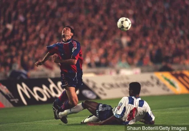 ХРЫСТО СТОЙЧКОЎ З БАРСЕЛОНЫ ПАДАЕ, ЯГО ЗБІЎ АЛОЙЗІО ПА ПОРТА ПАДЧАС ПАЎФІНАЛЬНАГА МАТЧУ КУБКА ЕЎРОПЫ Ў ІСПАНСКАЙ БАРСЕЛОНЕ. Абавязковае аўтарства: Шон Ботэрыл' title='Апошнія 7 уладальнікаў залатых буцаў чэмпіянату свету