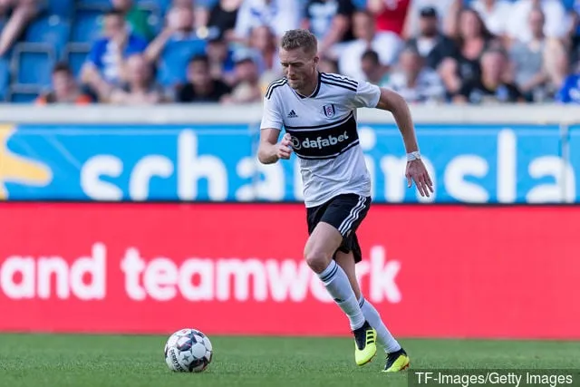Андрэ Шуэрле з AC Florenz кантралюе мяч падчас матчу Cup der Traditionen паміж FC Fulham і AC Florenz 28 ліпеня 2018 года ў Дуйсбургу, Германія.' title='У Марка Шварцэра ёсць пытанні наконт некаторых трансфераў Фулхэма
