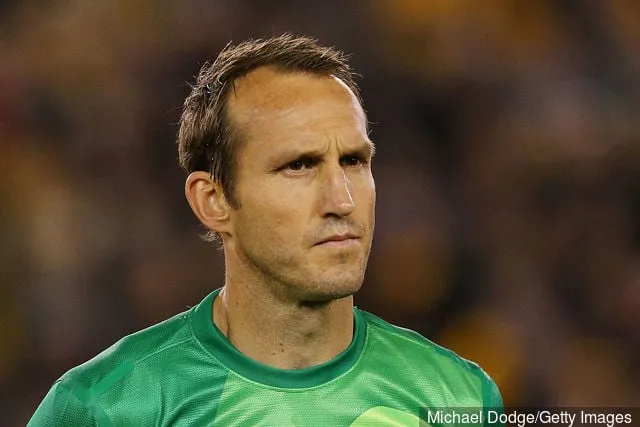 마크 슈워저(Mark Schwarzer)는 풀럼의 이적 계약에 관해 질문을 갖고 있습니다.