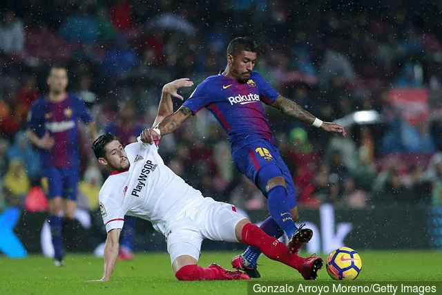 Jose Paulo Becerra, alias Paulinho (R) az FC Barcelona játékosa, Sergio Escudero (L) a Sevilla FC játékosával verseng a labdáért az FC Barcelona és a Sevilla FC közötti La Liga mérkőzésen a Camp Nouban...' title='A Spurs túl sietett eladni Paulinhót, aki lenyűgözi a Barcelonát?