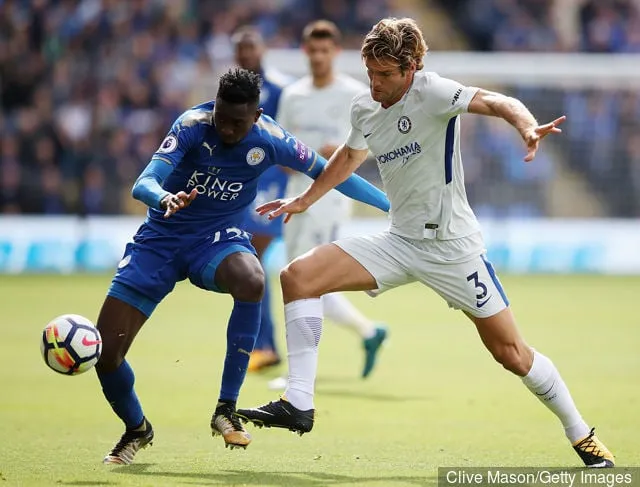9月9日にキングパワー・スタジアムで行われたプレミアリーグのレスター・シティ対チェルシーの試合で、レスター・シティのアーメド・ムサとチェルシーのマルコス・アロンソがボール保持を争う。' title='アーメド・ムサのワールドカップはレスター・シティのキャリアを救う可能性がある