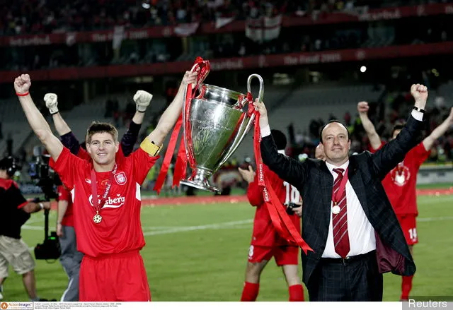Liverpool-manager Rafael Benitez og Steven Gerrard fejrer at vinde Champions League med trofæet' title='Danny Murphy forklarer, hvorfor han blev renset. Jose Mourinho tog ikke Liverpool-jobbet
