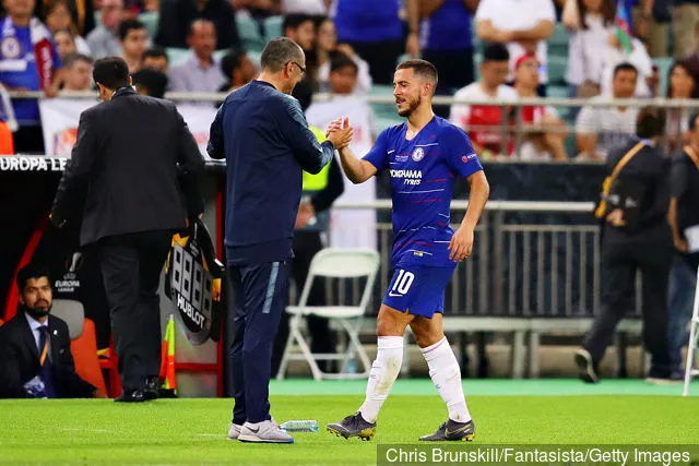 Eden Hazard von Chelsea wird von Chelsea-Trainer Maurizio Sarri begrüßt, nachdem er im Mai beim Finale der UEFA Europa League zwischen Chelsea und Arsenal im Baku Olimpiya Stadionu ausgewechselt wurde...' title='Liverpool-Fans sind von Jamie Carraghers Tweet über Eden Hazard nicht beeindruckt
