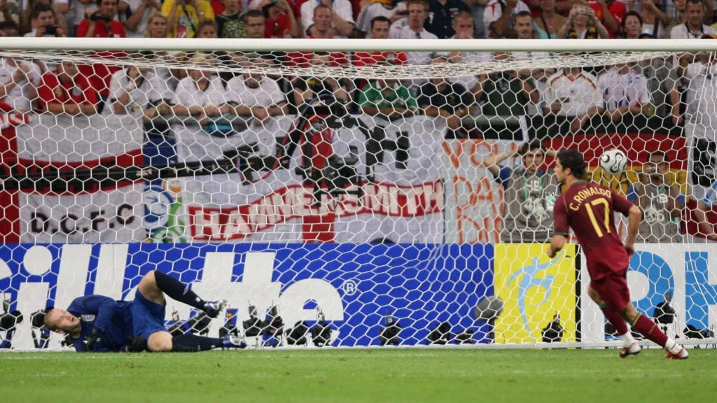 Англійская галкіпер Пол Робінсан не ўдаўся' title='Падміргванне Раналду і пенальці Партугаліі зламалі Англію на чэмпіянаце свету 2006 года