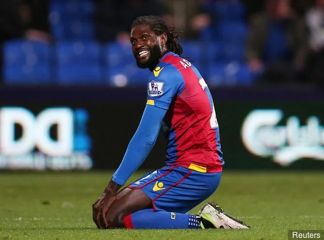Emmanuel Adebayor sembra abbattuto dopo aver perso l'occasione di segnare per il Crystal Palace' title='Cronaca: L'ex attaccante dell'Arsenal Emmanuel Adebayor si prepara per un trasferimento shock