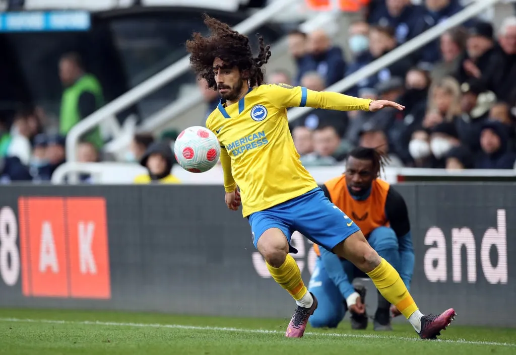 NEWCASTLE UPON TYNE ENGLAND - 05 MARS: Mark Cucurella från Brighton kontrollerar bollen under Premier League-matchen mellan Newcastle United och Brighton' title='Brighton har på sig sin bortadräkt hemma mot Liverpool för att visa stöd för Ukraina