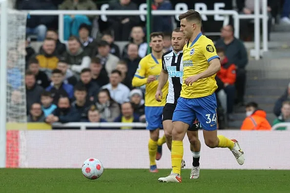 Joel Veltman från Brighton och Hove Albion under Premier League-matchen mellan Newcastle United och Brighton och Hove Albion på St. James' title='Brighton har på sig sin bortadräkt hemma mot Liverpool för att visa stöd för Ukraina