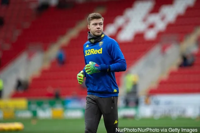 Bailey Peacock-Farrell del Leeds United si sta riscaldando prima della partita del campionato Sky Bet tra Rotherham United e Leeds United al New York Stadium Rotherham England UK il...' title='I tifosi del Leeds reagiscono su Twitter alle notizie sull'uscita di Bailey Peacock-Farrell