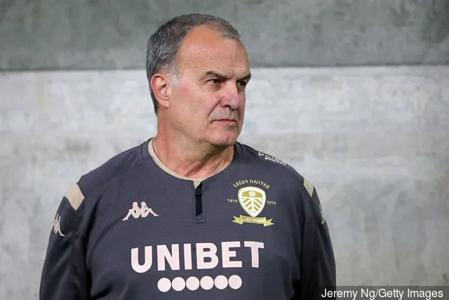 L'allenatore del Leeds United Marcelo Bielsa guarda durante la partita tra Western Sydney Wanderers e Leeds United al Bankwest Stadium il 20 luglio 2019 a Sydney Australia.' title='I tifosi del Leeds reagiscono su Twitter alle notizie sull'uscita di Bailey Peacock-Farrell
